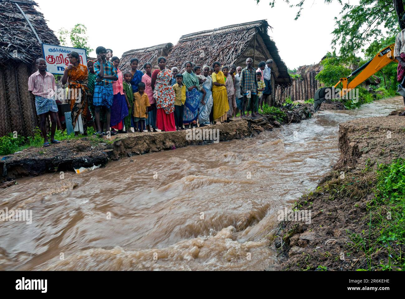 Gente del villaggio che guarda le inondazioni di acqua piovana nel flusso, Tamil Nadu, India del sud, India, Asia Foto Stock