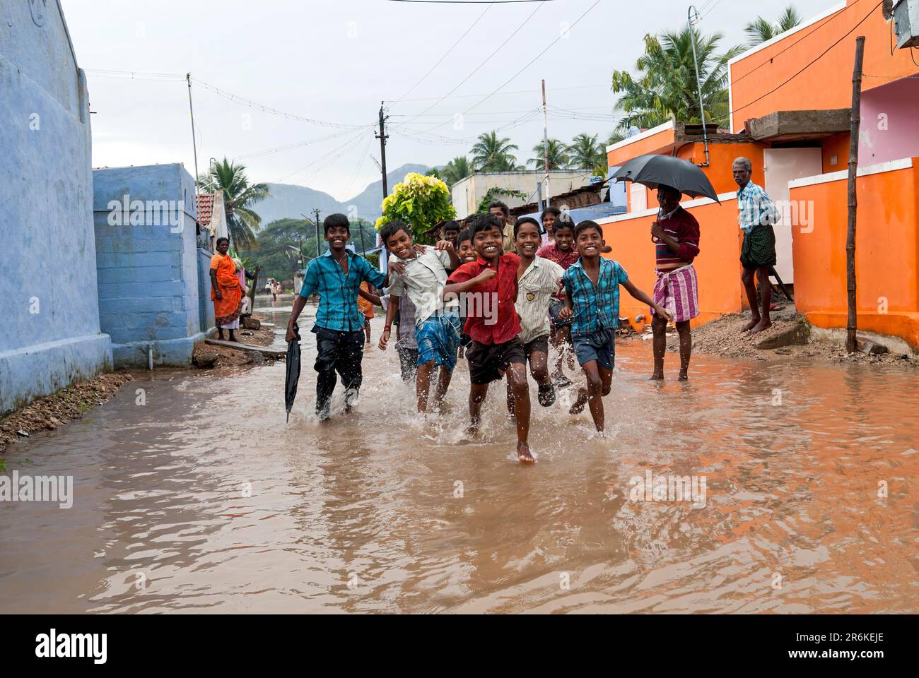 Bambini del villaggio che giocano nell'acqua piovana, Tamil Nadu, India del Sud, India, Asia Foto Stock