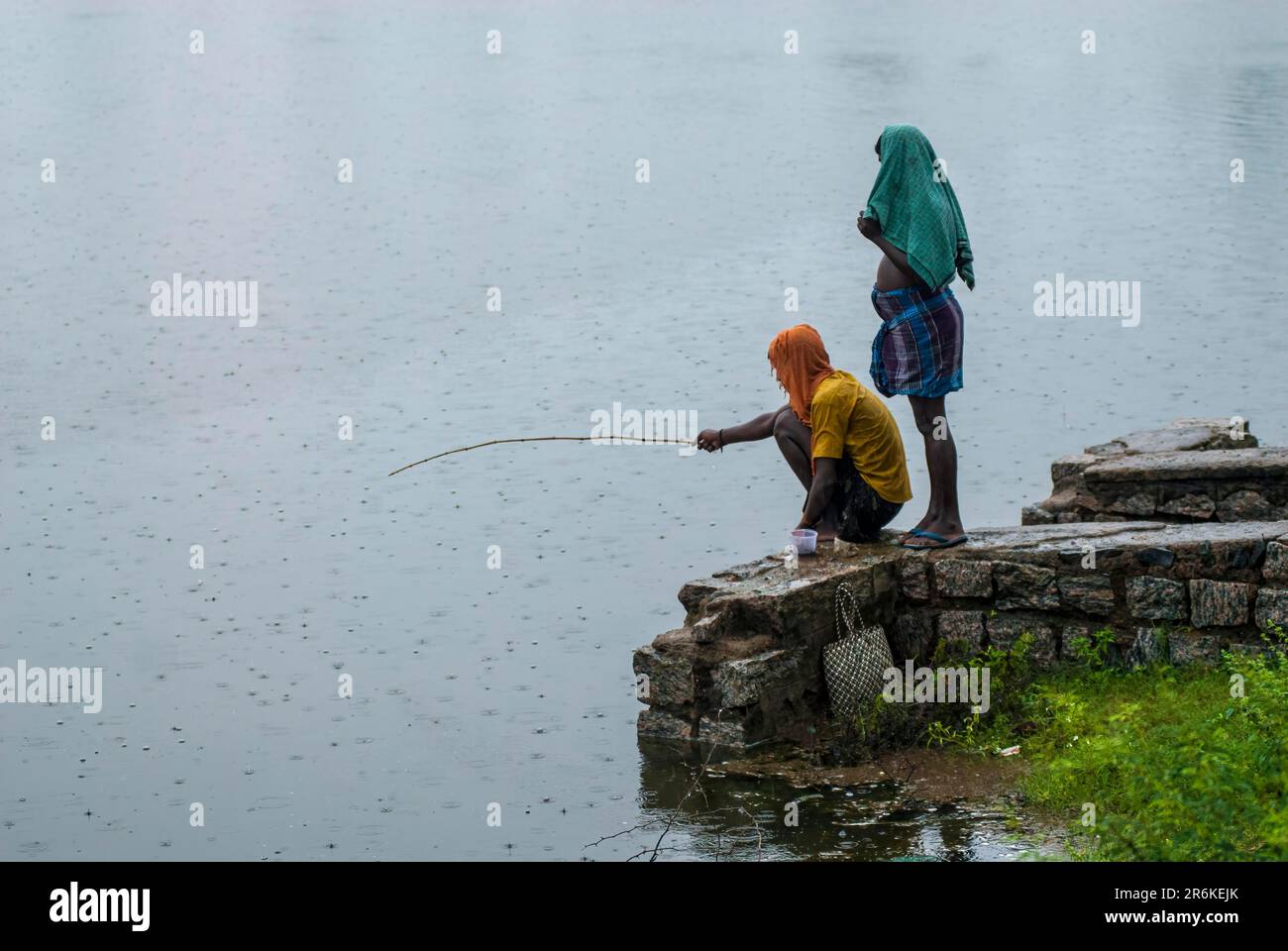 Gente del villaggio che pesca durante un giorno piovoso, Tamil Nadu, India del sud, India, Asia Foto Stock
