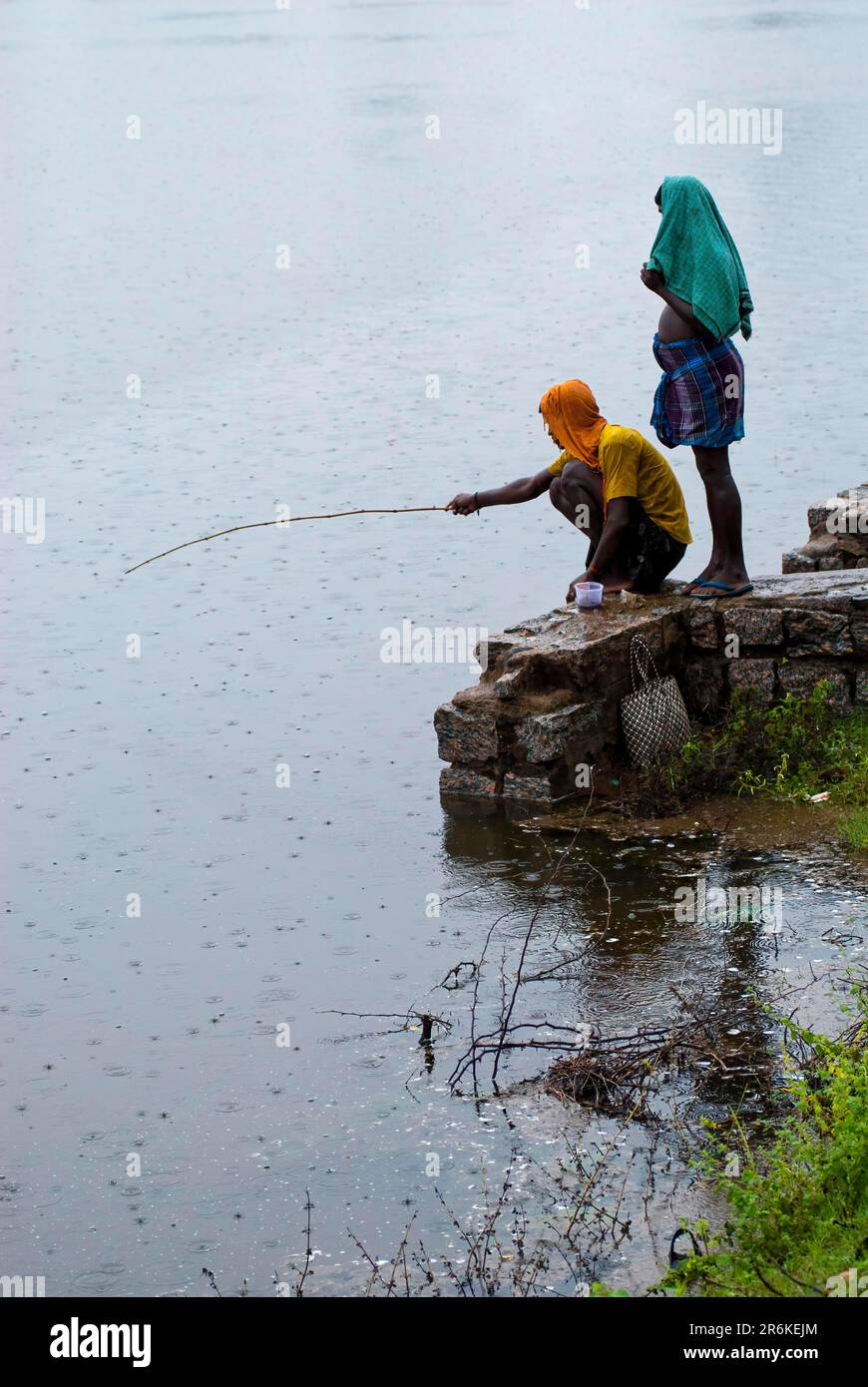 Gente del villaggio che pesca durante un giorno piovoso, Tamil Nadu, India del sud, India, Asia Foto Stock
