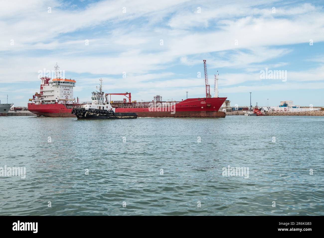 Logistica marittima: Attività di traino di navi presso il porto di Laayoune, Marocco meridionale Foto Stock