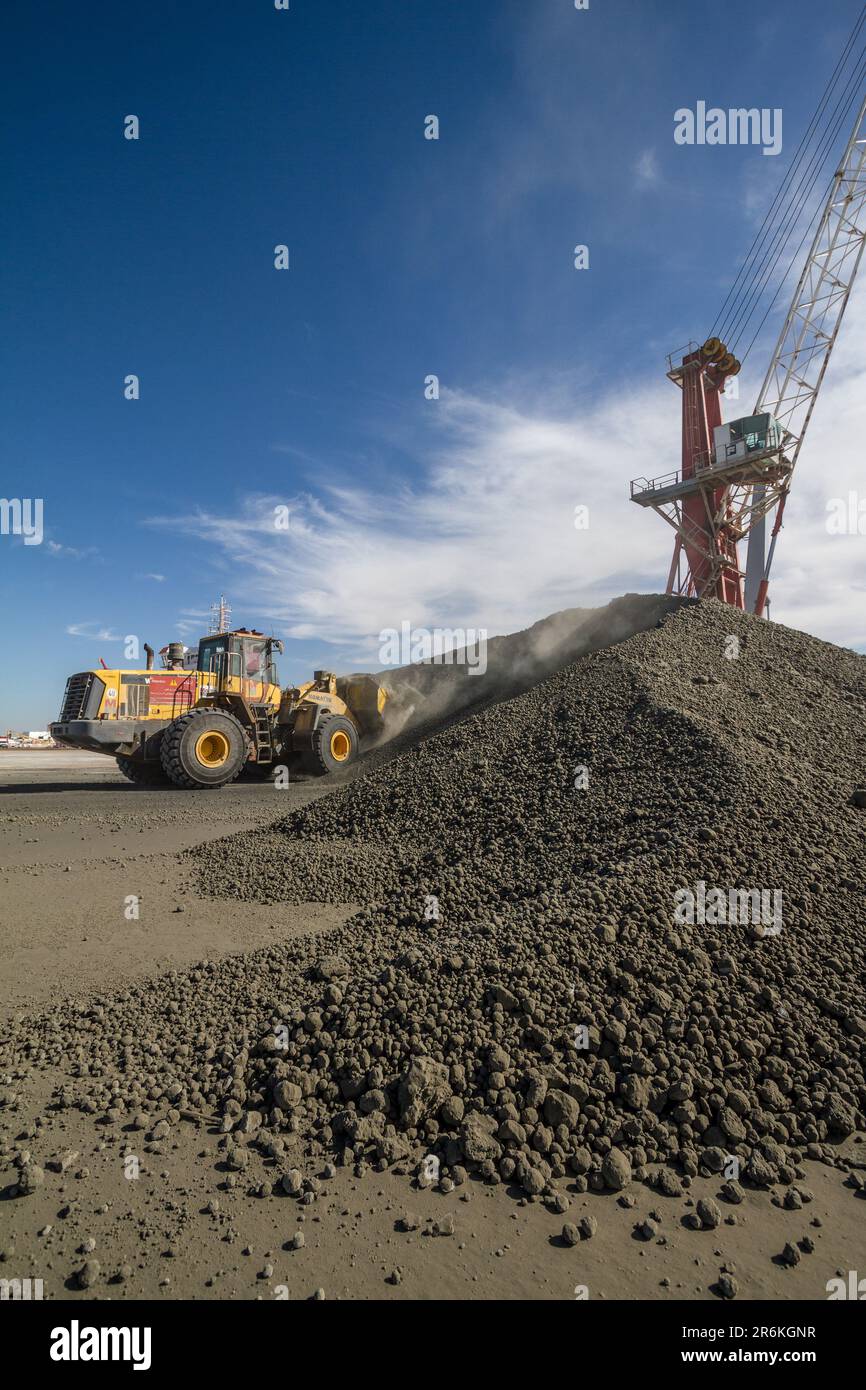 Dal molo alla costruzione: Carico di cemento al porto di Laayoune, Marocco meridionale Foto Stock