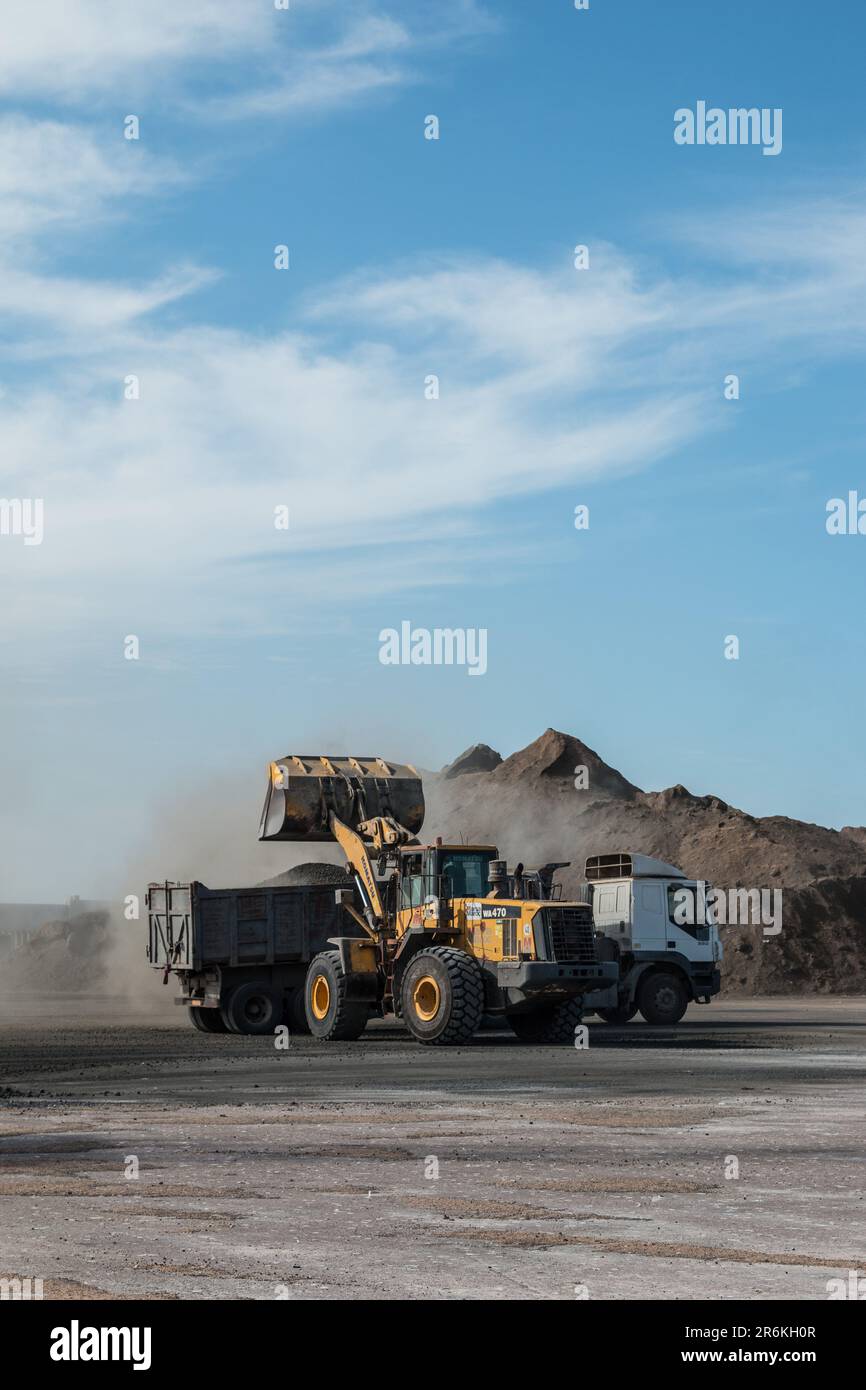 Caricamento di cemento su un camion al porto di Laayoune, Marocco meridionale Foto Stock