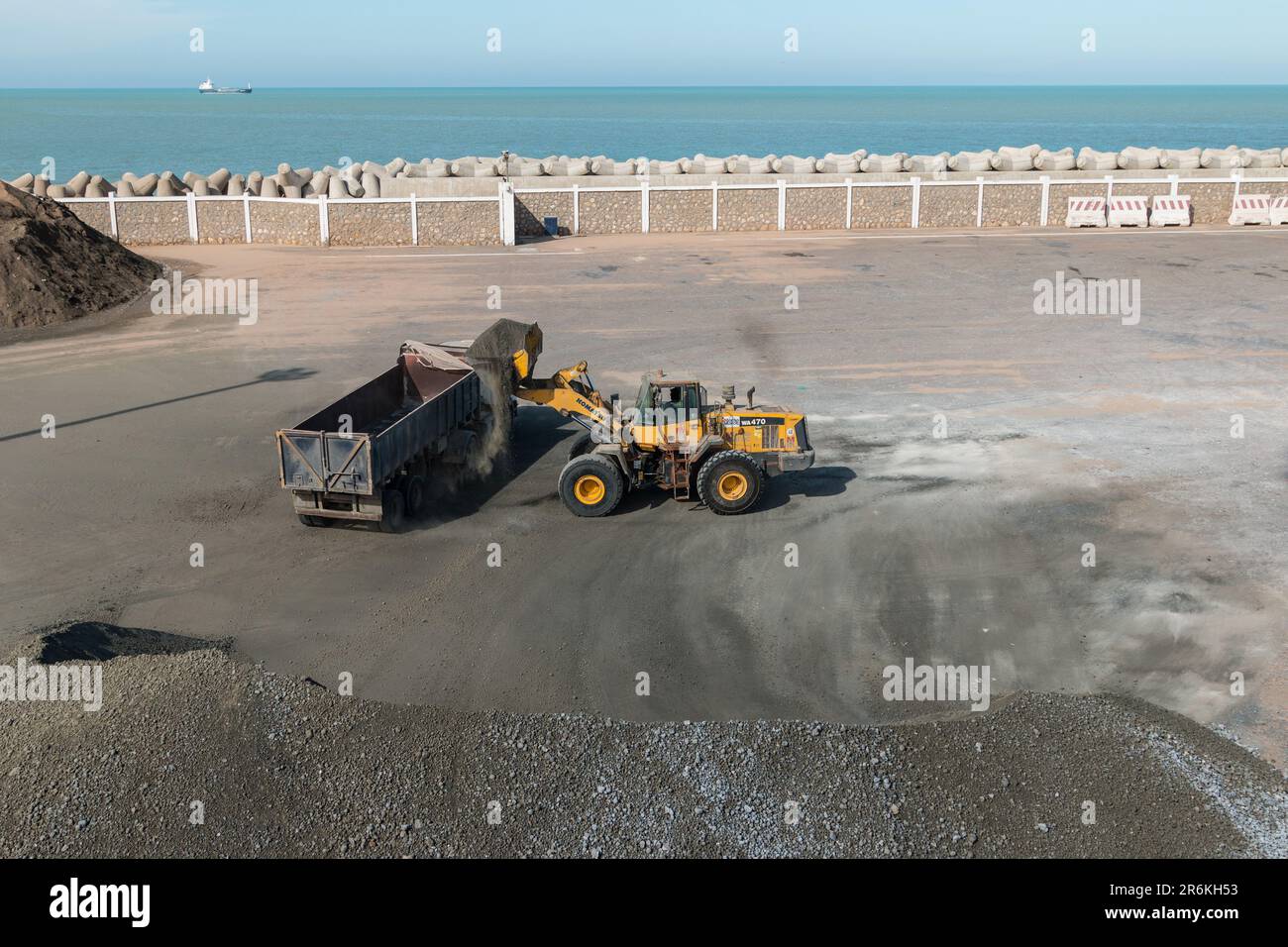 Caricamento di cemento su un camion al porto di Laayoune, Marocco meridionale Foto Stock