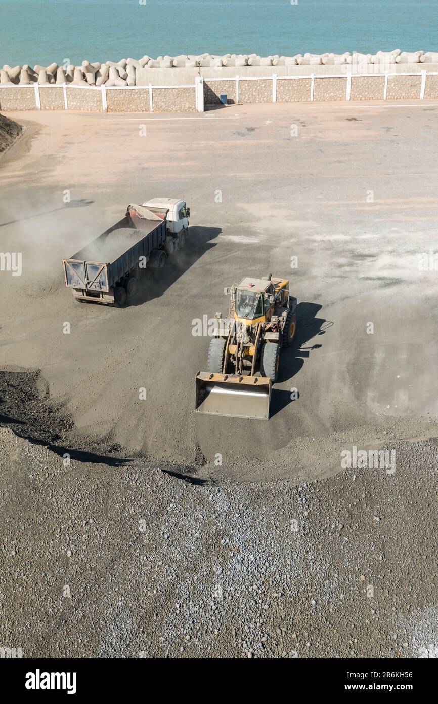 Caricamento di cemento su un camion al porto di Laayoune, Marocco meridionale Foto Stock