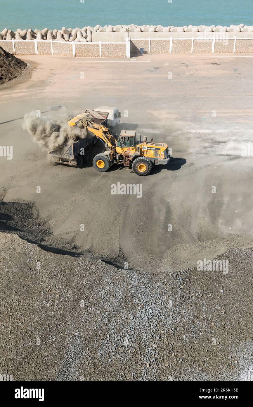 Caricamento di cemento su un camion al porto di Laayoune, Marocco meridionale Foto Stock