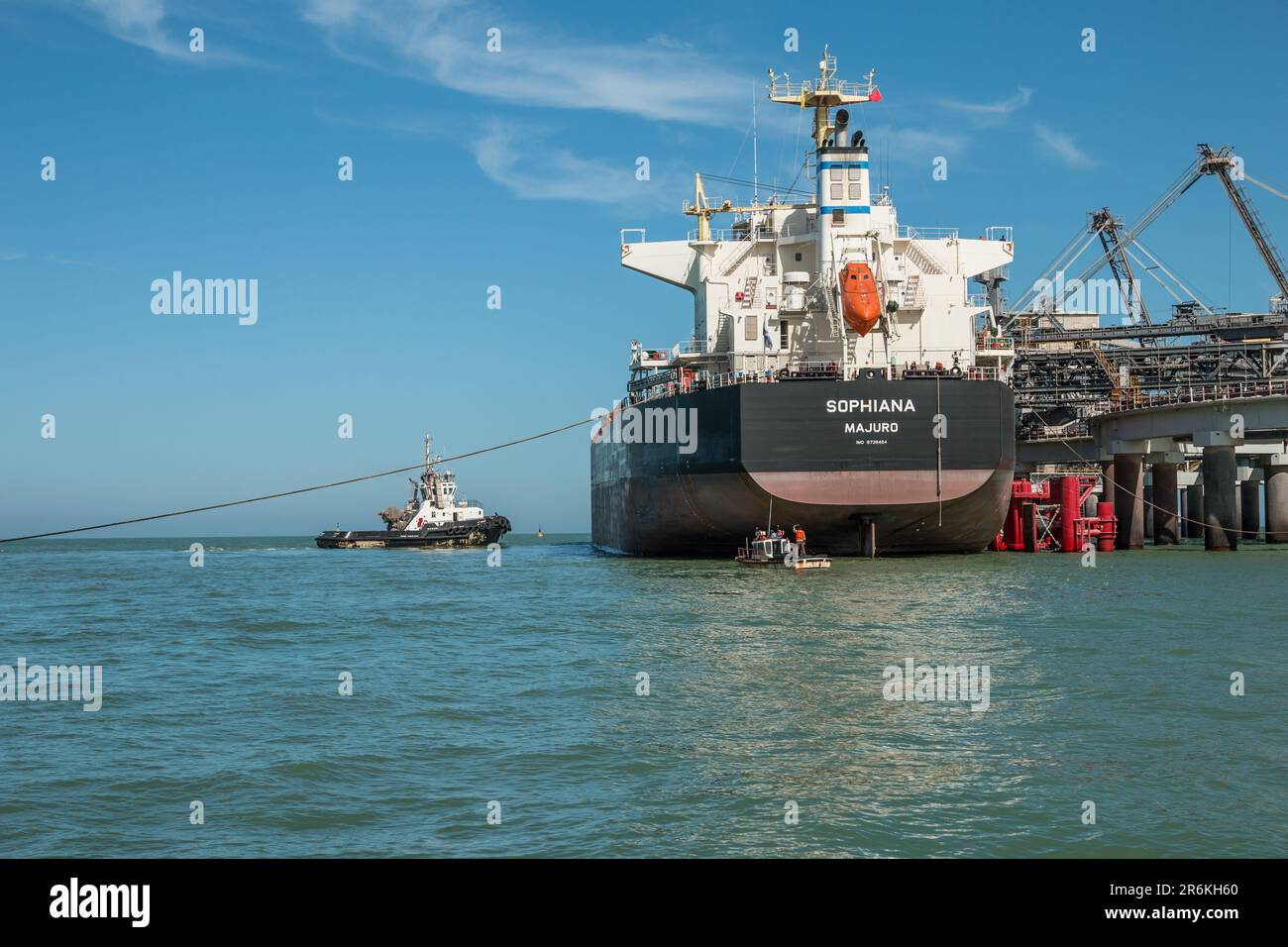 Operazioni portuali di Laayoune: Rimorchiatore che guida la Sophiana Majuro Bulk Carrier Foto Stock