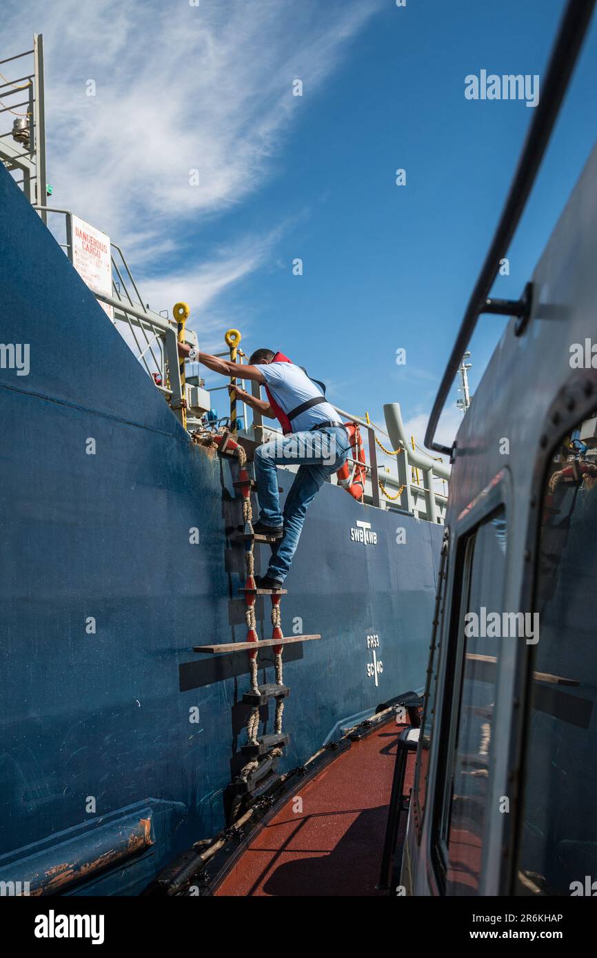 Un dovere del Capitano: Entrata dell'imbarcazione di guida al Porto di Laayoune, Marocco Meridionale Foto Stock