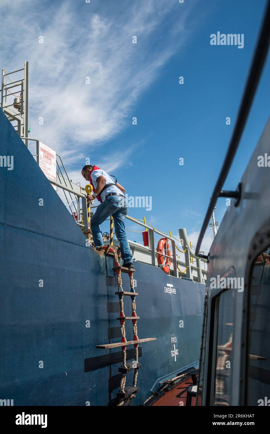 Navigazione delle navi: Lavagne del capitano del porto di Laayoune per l'ingresso guidato in Marocco Foto Stock