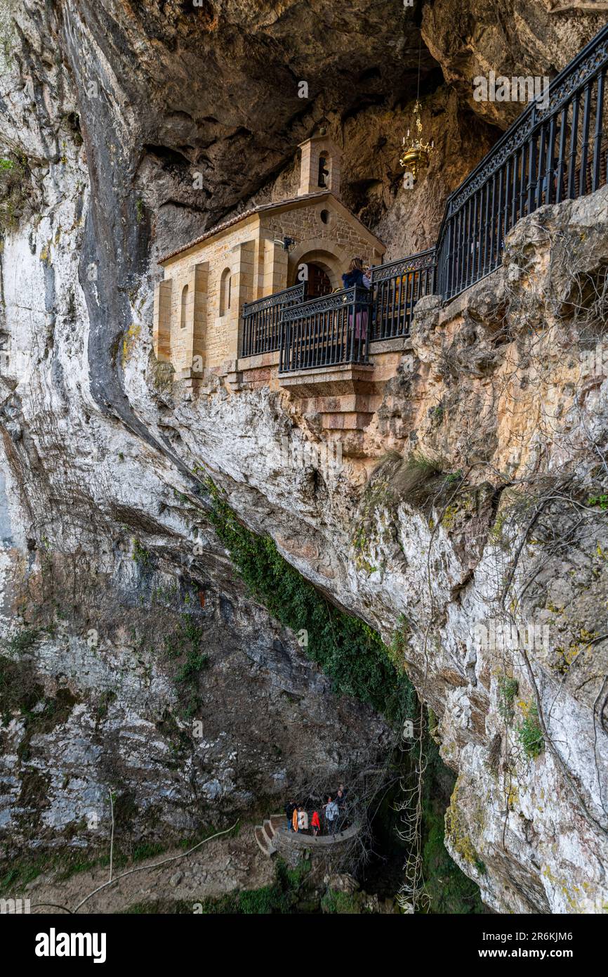 Santuario sotto la BasAlica de Santa Maraa la Real de Covadonga, Parco Nazionale Picos de Europa, Asturie, Spagna, Europa Foto Stock