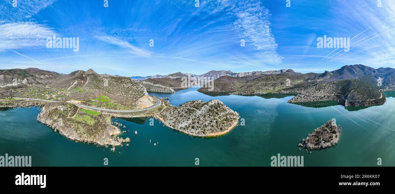 Antenna delle montagne e del lago Embalse de Luna, Asturie, Spagna, Europa Foto Stock