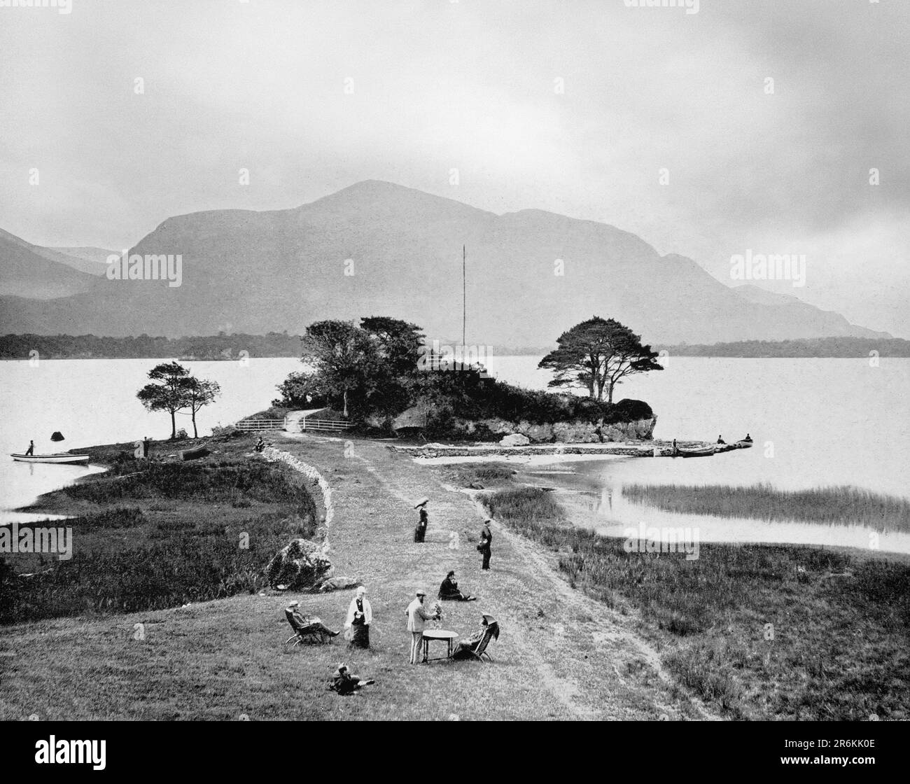 Una vista di fine 19th ° secolo di un picnic che si svolge sul lato di Lough Leane, il più grande dei tre laghi di Killarney, nella contea di Kerry, Irlanda. Foto Stock