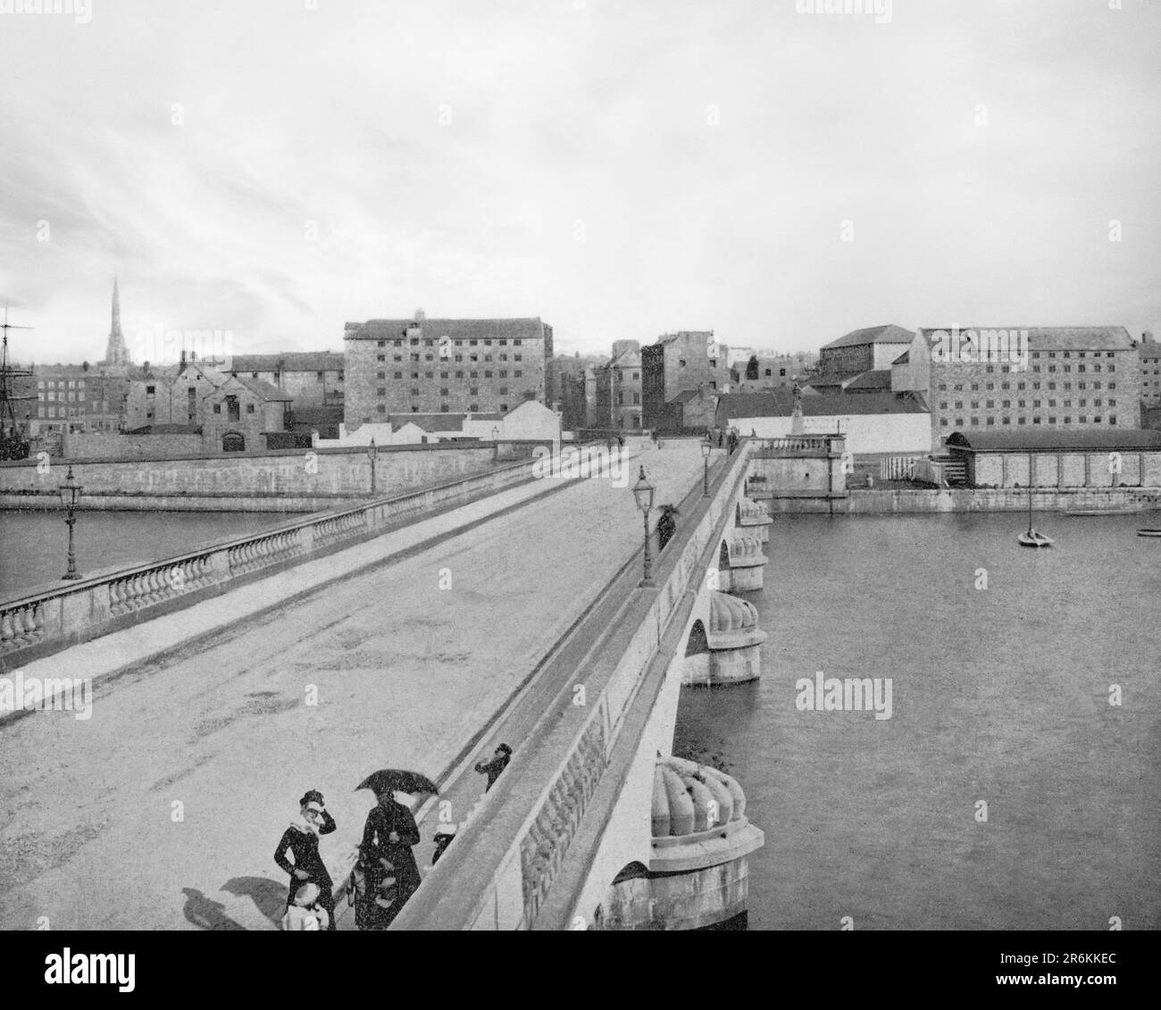 Una vista del tardo 19th ° secolo del Wellesley Bridge sul fiume Shannon, nella città di Limerick. Inaugurato nel 1835, dopo 11 anni di costruzione, è stato progettato dall'ingegnere scozzese Alexander Nimmo e basato sul Pont de Neuilly di Parigi. Fu rinominato Ponte di Sarsfield per commemorare Patrick Sarsfield, il conte di Lucan, che è rinomato a Limerick per il suo ruolo nella guerra di Williamite e l'assedio e il trattato di Limerick del 1691 in particolare. Foto Stock