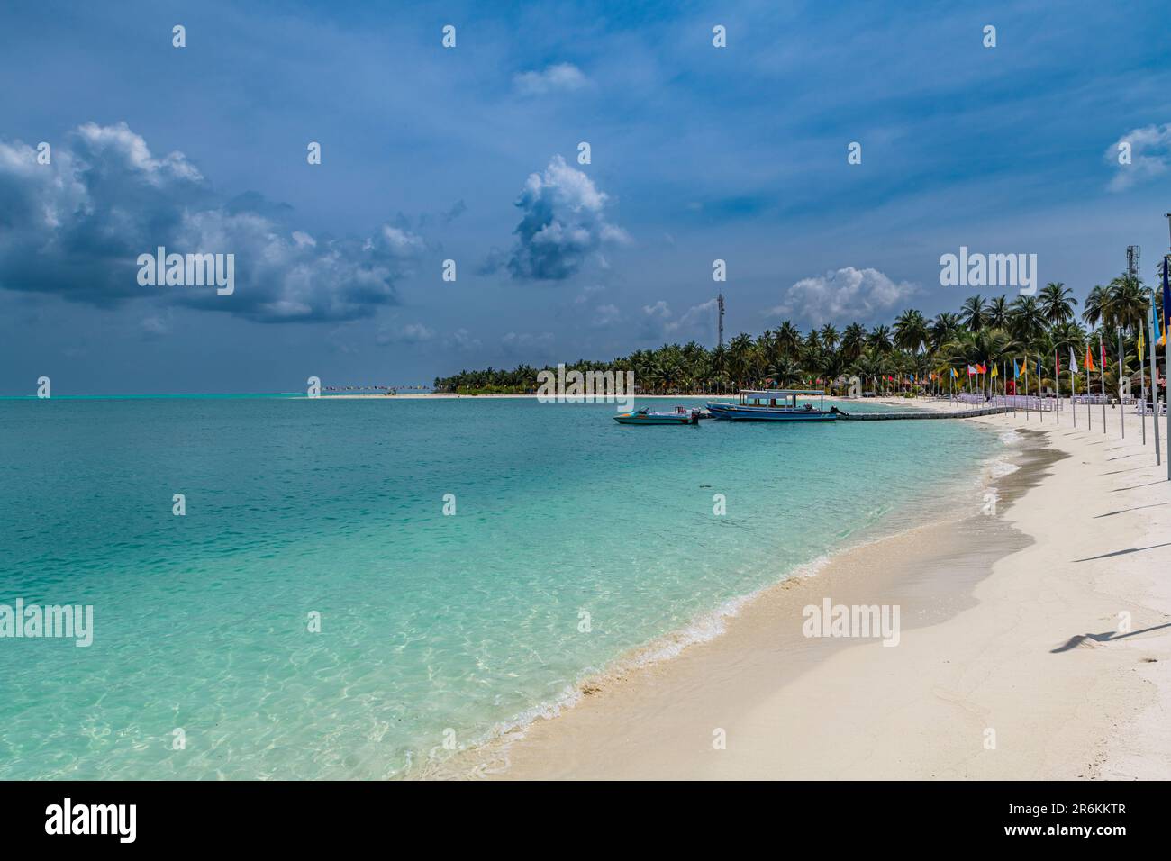 Spiaggia di sabbia bianca con molte bandiere, isola di Bangaram, arcipelago Lakshadweep, territorio dell'Unione dell'India, Oceano Indiano, Asia Foto Stock