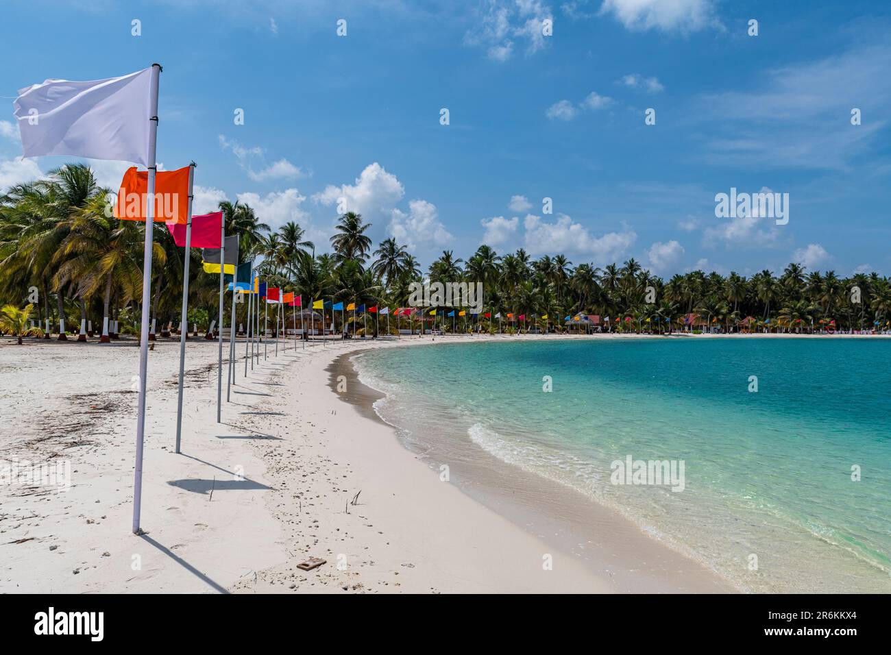 Spiaggia di sabbia bianca con molte bandiere, isola di Bangaram, arcipelago Lakshadweep, territorio dell'Unione dell'India, Oceano Indiano, Asia Foto Stock
