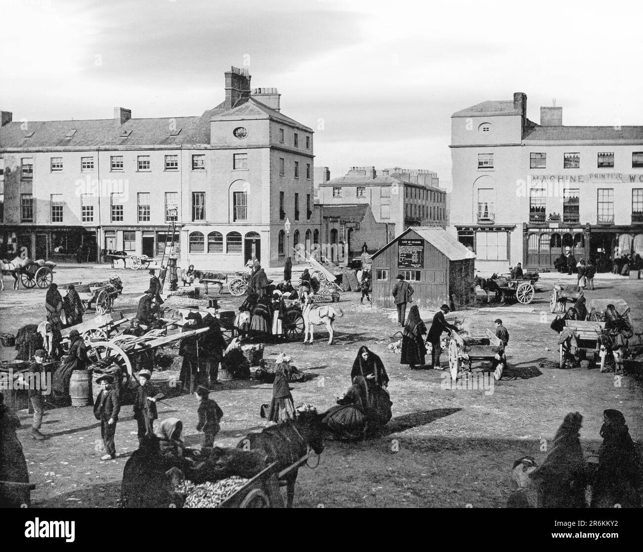 Una vista di fine '19th di un mercato di strada che si svolge in Grattan Square a Dungarvan, una città costiera e porto nella Contea di Waterford, sulla costa sud-orientale dell'Irlanda Foto Stock