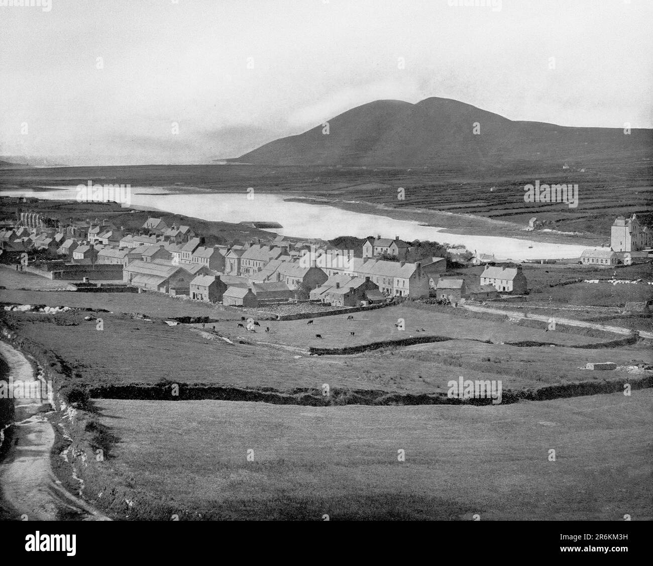 Una vista di fine 18th ° secolo di Cahersiveen, una città nella contea di Kerry, Irlanda. Situata sul Ring of Kerry, la città si trova ai piedi del Monte Beentee, sul fiume Fertha e si affaccia sul porto di Valentia. Foto Stock
