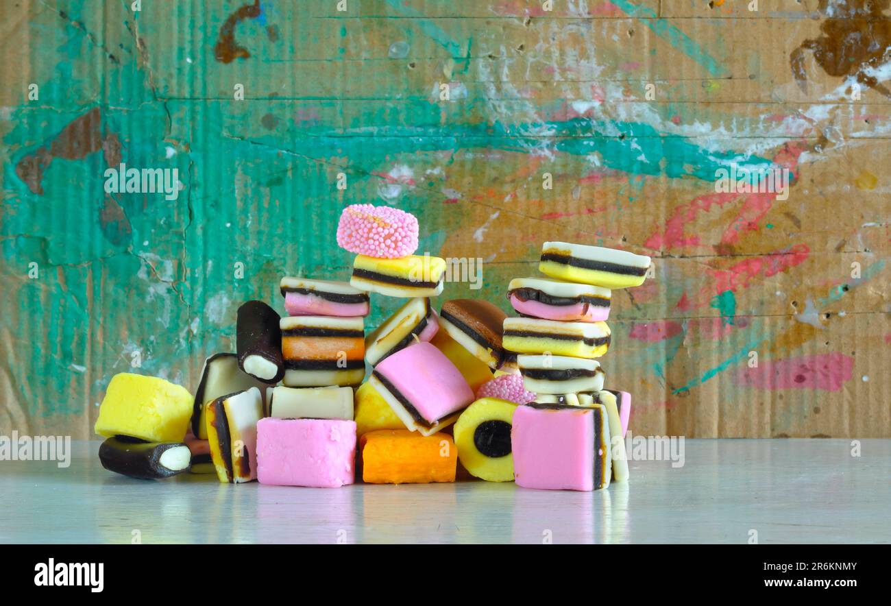 pasticceria di liquirizia su fondo grungo, dolce multicolore e colorato, dolcetti o caramelle, spazio copia gratuito Foto Stock