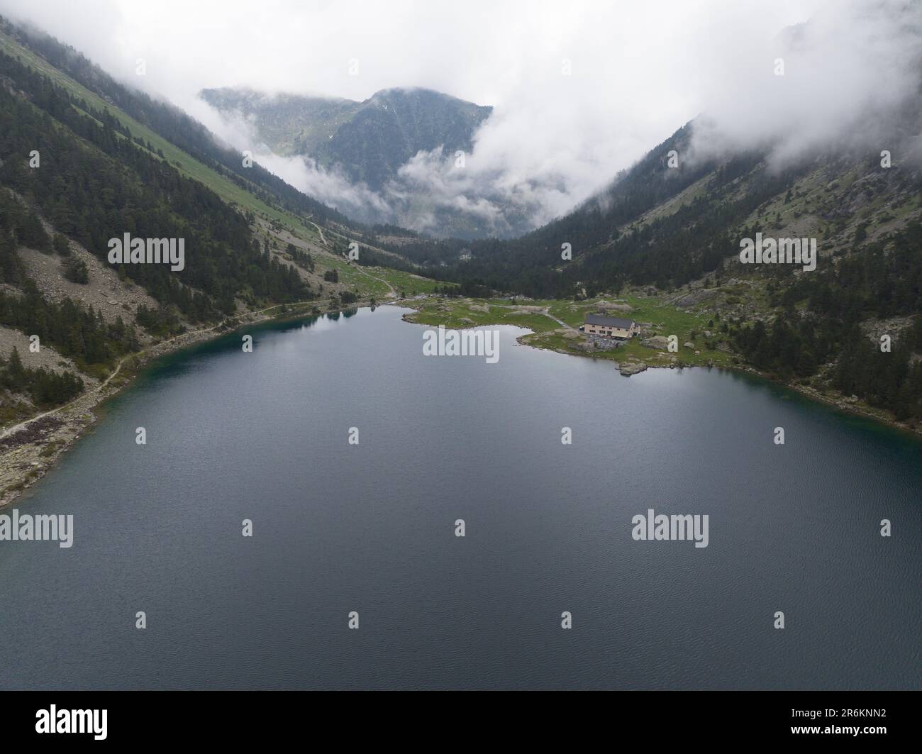 Il Lac de Gaube è un bellissimo lago di montagna, situato a circa dodici chilometri a sud della città di Cauterets. Foto Stock