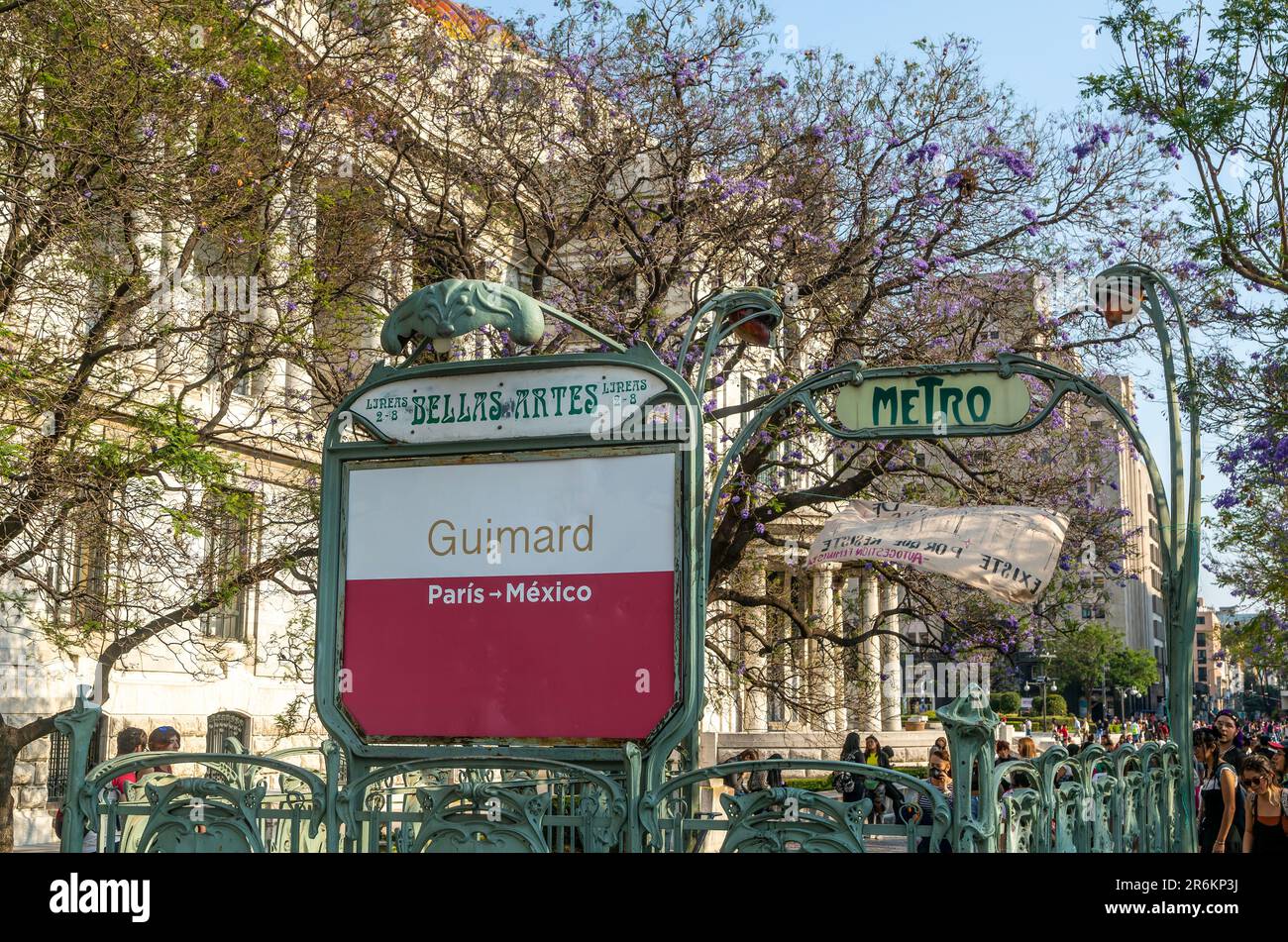Stazione della metropolitana Bellas Artes, ingresso alla stazione in stile parigino di Hector Guimard, Centro Histórico, Città del Messico, Messico installato nel 1998 Foto Stock