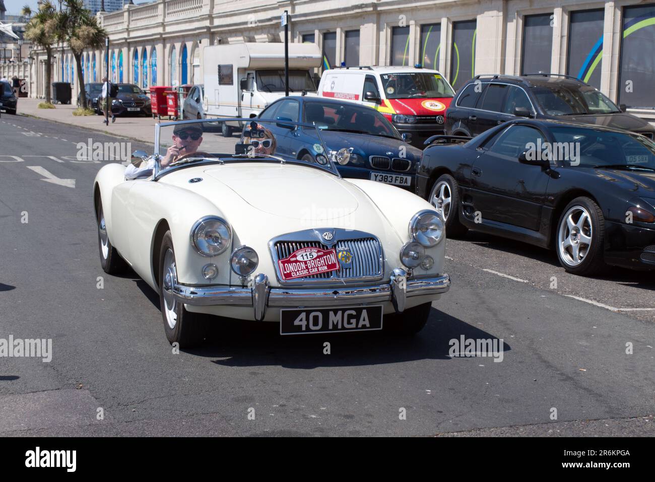 MGA in White 40 MGA al London to Brighton Modern Classic Car Run che parte dal Brooklands Museum. Foto Stock