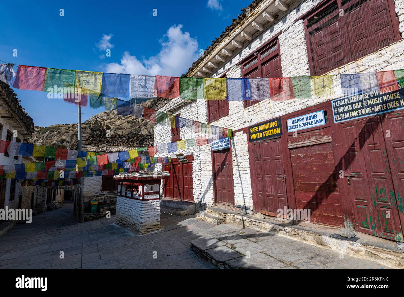 Villaggio storico di Marfa e bandiere di preghiera, Jomsom, Himalaya, Nepal, Asia Foto Stock