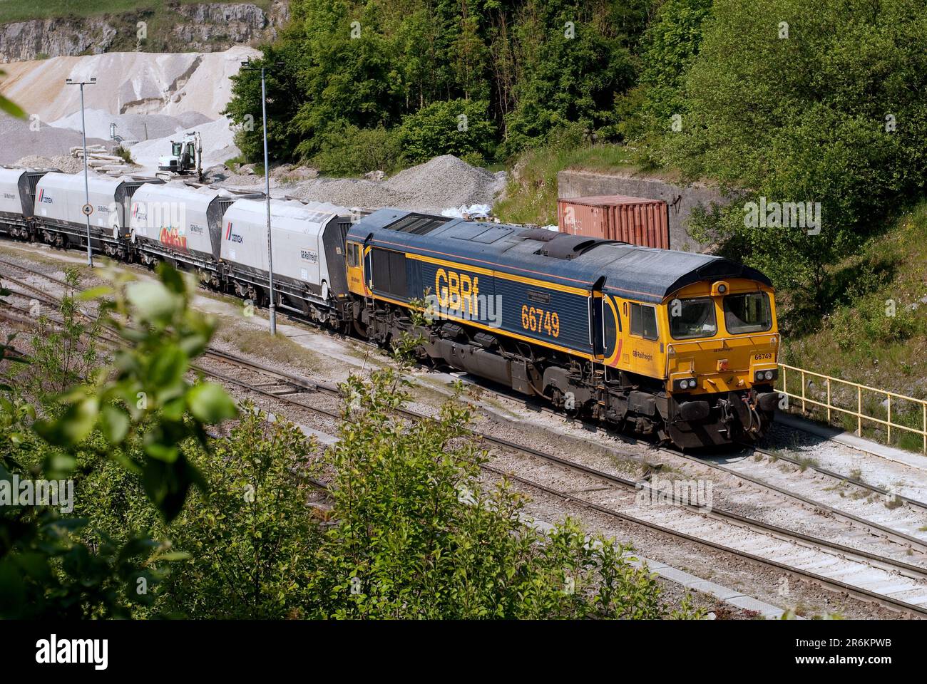La classe GBRF 66 n. 66749 attende il carico del treno nella cava di Cemex nel Derbyshire Foto Stock