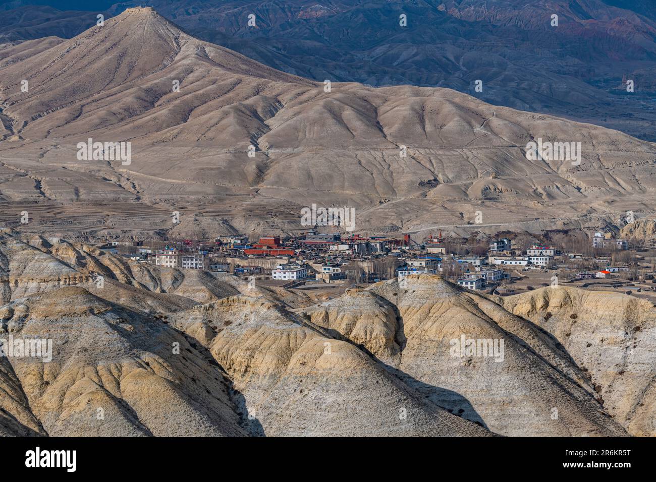 Lo Manthang, capitale dell'Alto Mustang, visto da lontano in un paesaggio desertico arido, Regno di Mustang, Himalaya, Nepal, Asia Foto Stock
