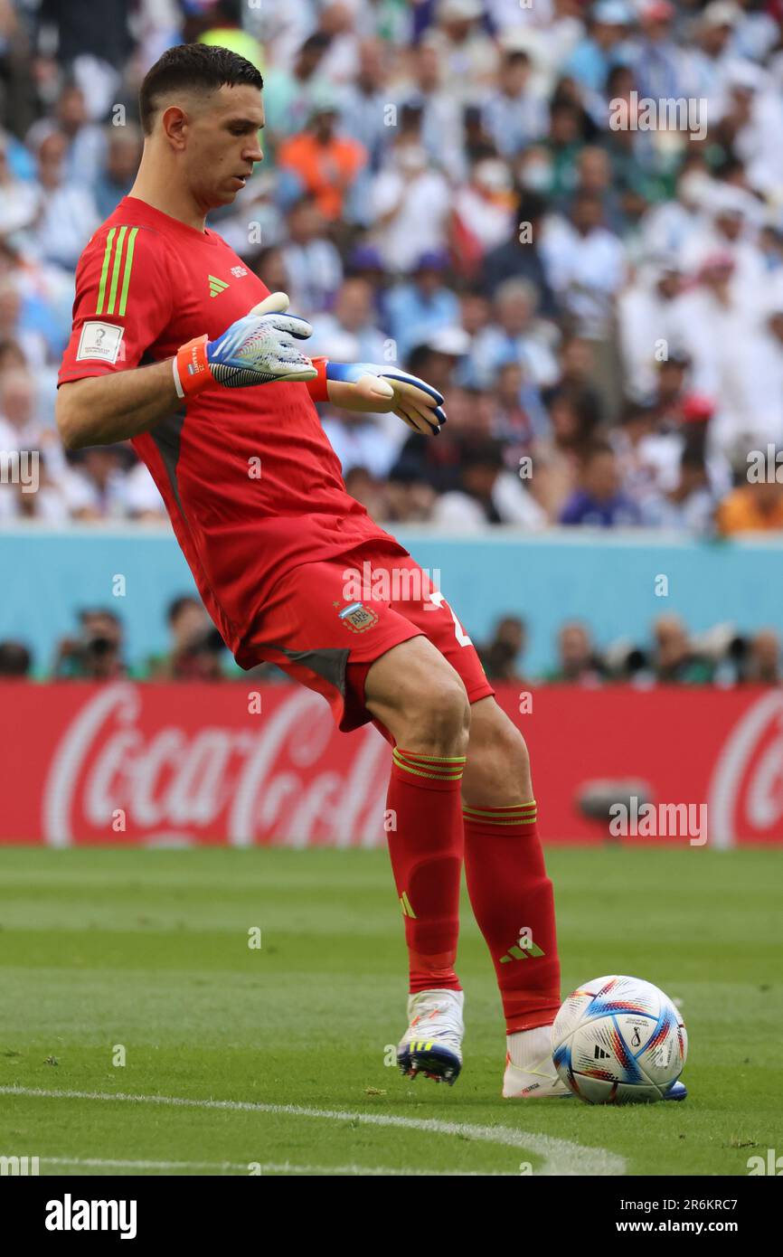 Lusail, Qatar, 22 novembre 2022. Emiliano Martinez con la palla durante la partita tra Argentina Nazionale vs. Arabia Saudita Nazionale Team, ma Foto Stock