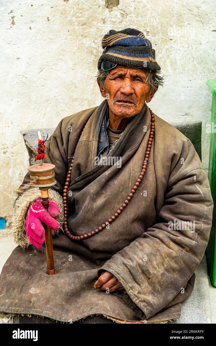 Vecchio con una ruota di preghiera in mano, Regno di Mustang, Nepal, Asia Foto Stock