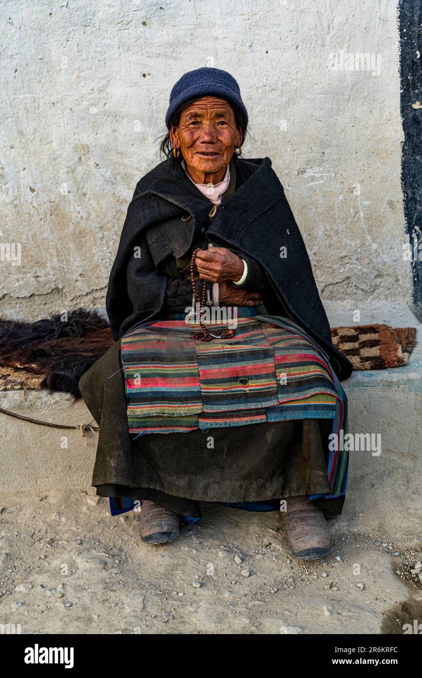 Vecchia donna con una ruota di preghiera in mano, lo Manthang, Regno di Mustang, Nepal, Asia Foto Stock
