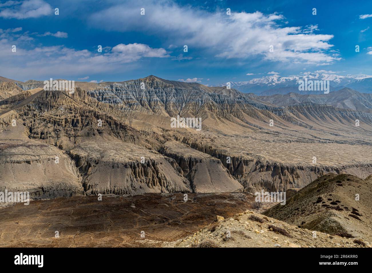 Eroso paesaggio montano nel Regno di Mustang, Himalaya, Nepal, Asia Foto Stock