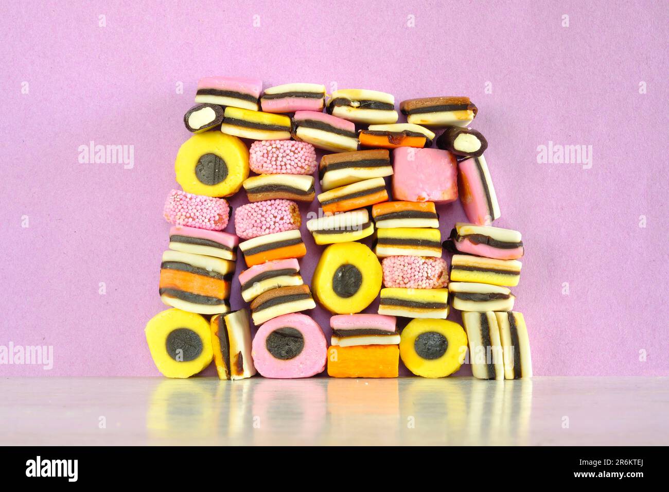 pasticceria di liquirizia su sfondo grungy, multiculturato e colorato dolce cibo, dolci o caramelle concetto Foto Stock