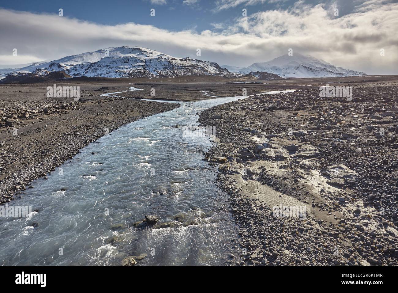 Montagne innevate e il fiume Geita nei primi mesi invernali, ai piedi della calotta di Langjokull, nelle Highlands occidentali, nell'Islanda occidentale, nelle regioni polari Foto Stock