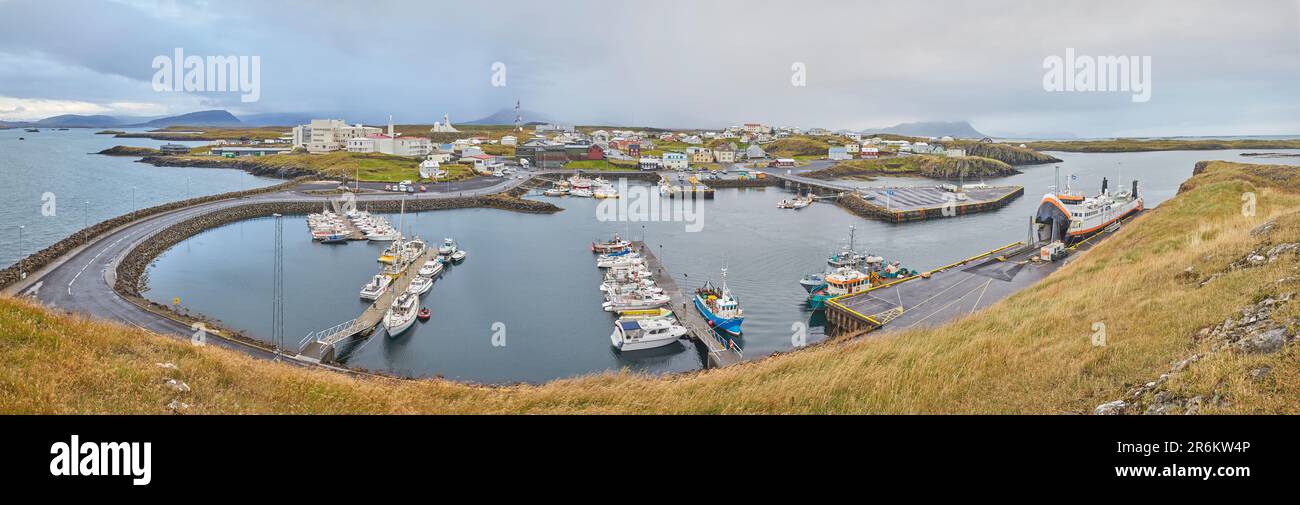 Una vista panoramica del porto di Stykkisholmur, sulla costa nord della penisola di Snaefelsnes, Islanda occidentale, regioni polari Foto Stock