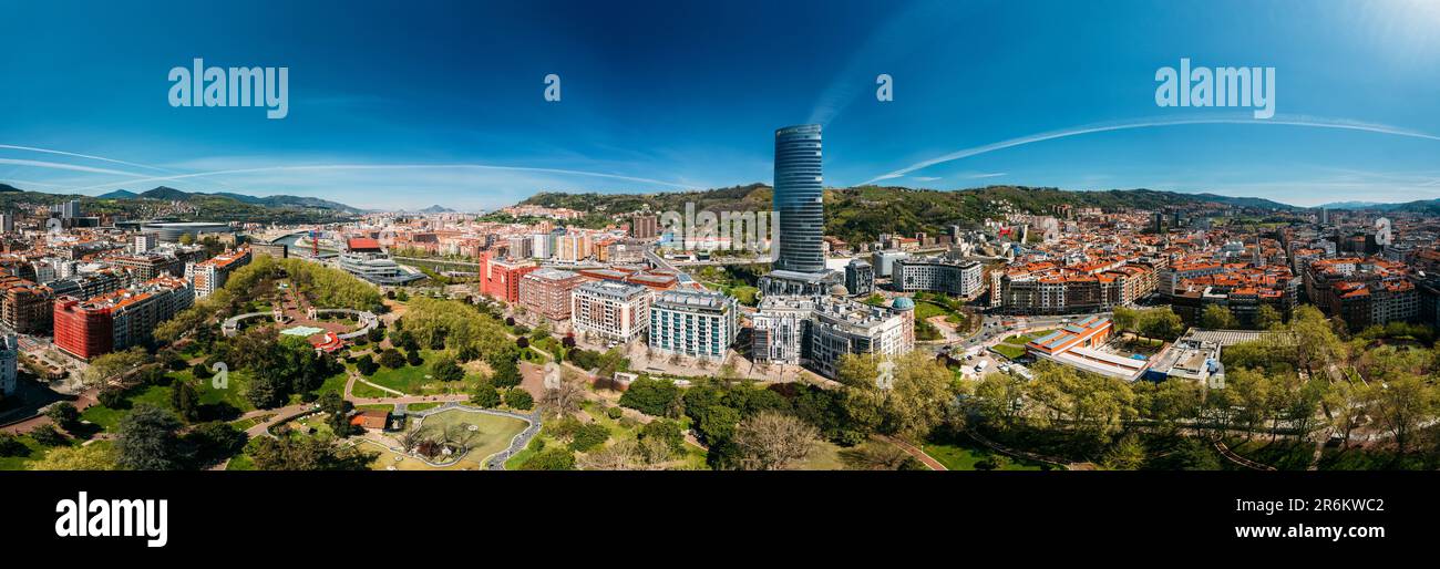 Vista panoramica aerea di Bilbao, una città portuale industriale nel nord della Spagna, è circondata da montagne verdi Foto Stock