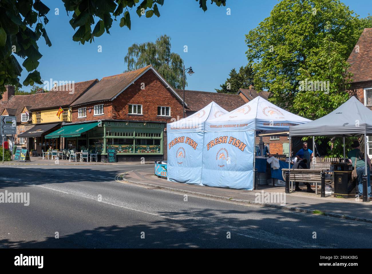 Bancarelle del mercato a Wendover mercato settimanale Giovedi sulla strada principale, Wendover centro città, Buckinghamshire, Inghilterra, Regno Unito Foto Stock