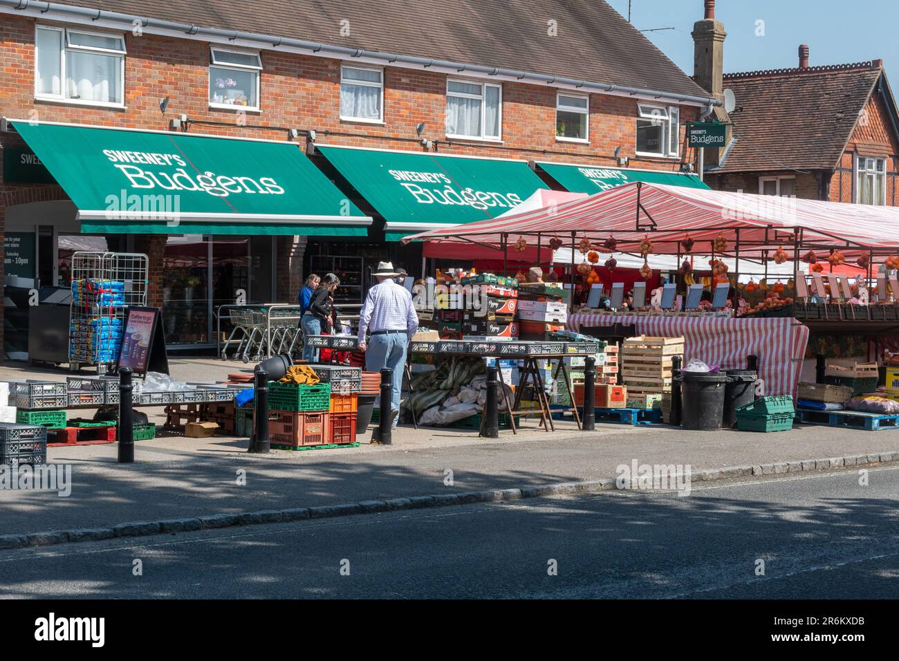 Bancarelle del mercato a Wendover mercato settimanale Giovedi sulla strada principale, Wendover centro città, Buckinghamshire, Inghilterra, Regno Unito Foto Stock