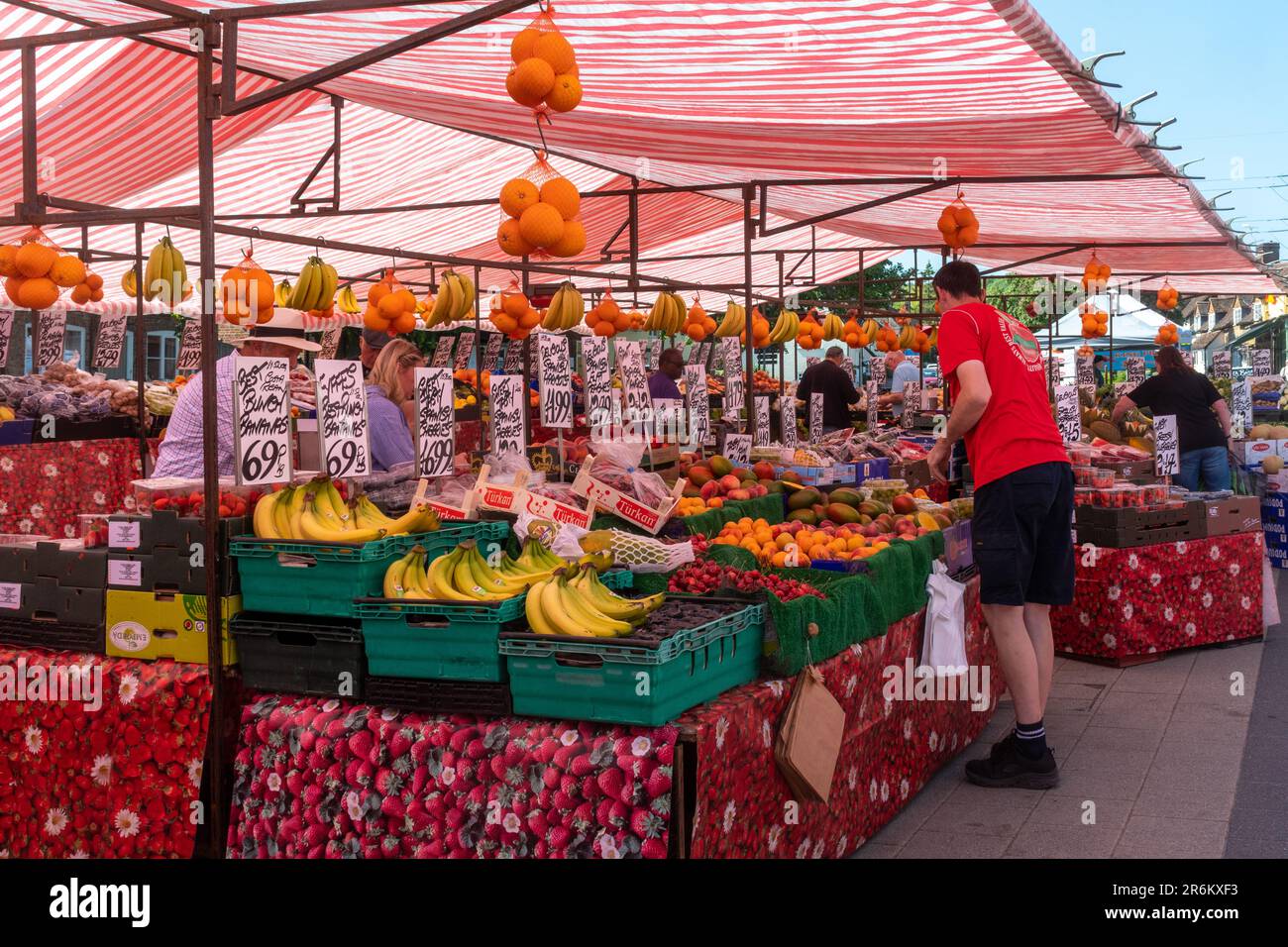 Bancarelle del mercato a Wendover mercato settimanale Giovedi sulla strada principale, Wendover centro città, Buckinghamshire, Inghilterra, Regno Unito Foto Stock