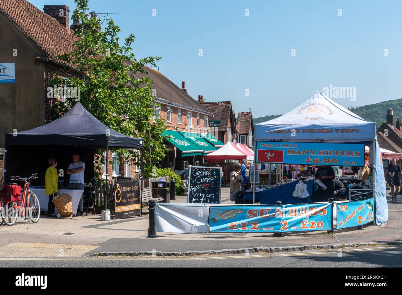 Bancarelle del mercato a Wendover mercato settimanale Giovedi sulla strada principale, Wendover centro città, Buckinghamshire, Inghilterra, Regno Unito Foto Stock