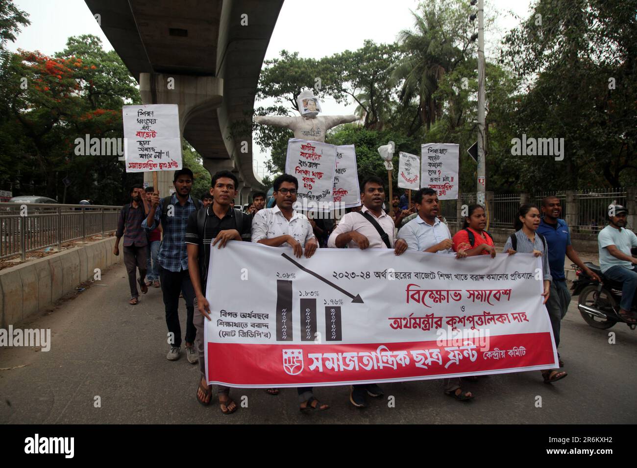 8jun2023 Dhaka Bangladesh, il comitato centrale del fronte Samajtantrik Chhatra ha organizzato una marcia di protesta chiedendo una riduzione degli stanziamenti negli educati Foto Stock
