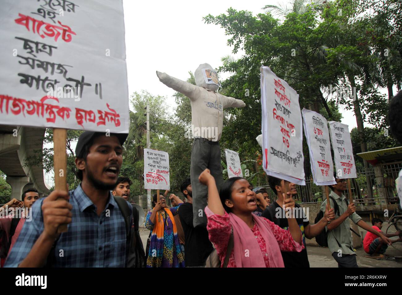 8jun2023 Dhaka Bangladesh, il comitato centrale del fronte Samajtantrik Chhatra ha organizzato una marcia di protesta chiedendo una riduzione degli stanziamenti negli educati Foto Stock