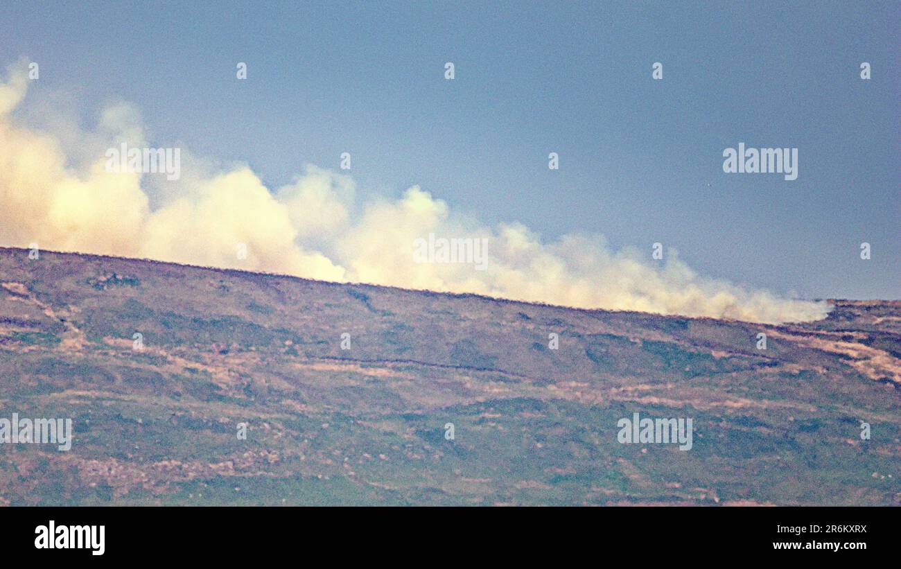 Glasgow, Scozia, Regno Unito 10th giugno 2023. Il quinto giorno vede i venti ricominciare il fuoco come Wildfire in campeggio ha caduto le colline nel nord della città che possono essere viste da tutta la città ricomincia come quello che è entrato in un quarto giorno e scomparso come nubi di fumo apparso questo pomeriggio e continuato Crescere apparendo sui sobborghi di Milngavie e bearsden. Credit Gerard Ferry/Alamy Live News Foto Stock