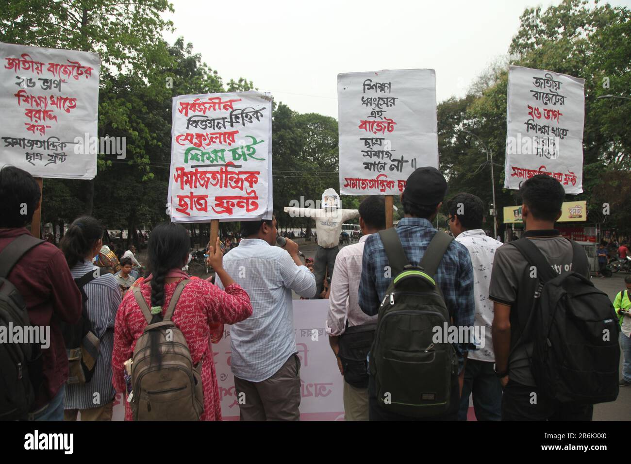 8jun2023 Dhaka Bangladesh, il comitato centrale del fronte Samajtantrik Chhatra ha organizzato una marcia di protesta chiedendo una riduzione degli stanziamenti negli educati Foto Stock