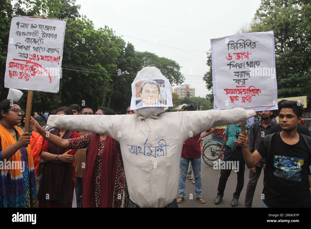 8jun2023 Dhaka Bangladesh, il comitato centrale del fronte Samajtantrik Chhatra ha organizzato una marcia di protesta chiedendo una riduzione degli stanziamenti negli educati Foto Stock