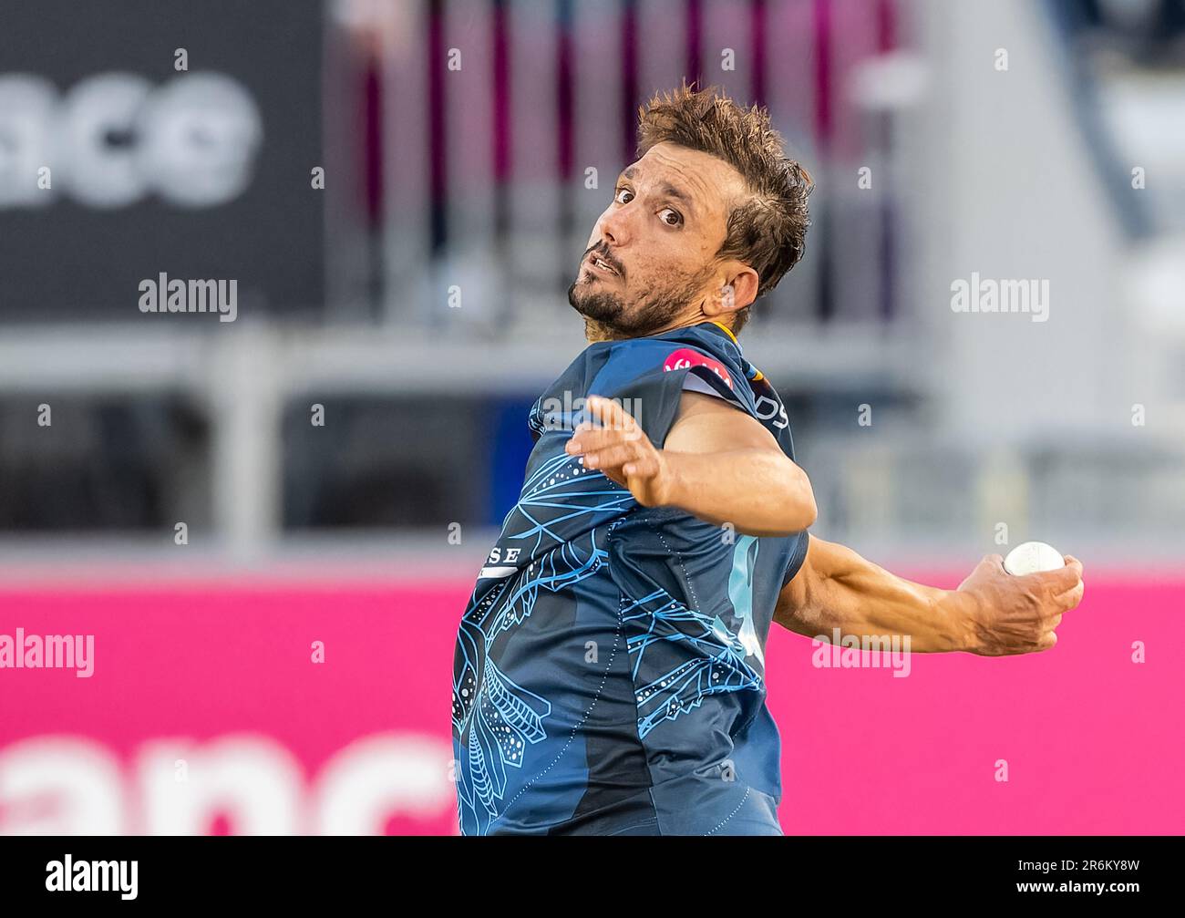 Zaman Khan, il veloce bowler del Derbyshire, in azione in una partita Vitality Blast T20 tra Derbyshire Falcons e Nottinghamshire Outlaws. Foto Stock