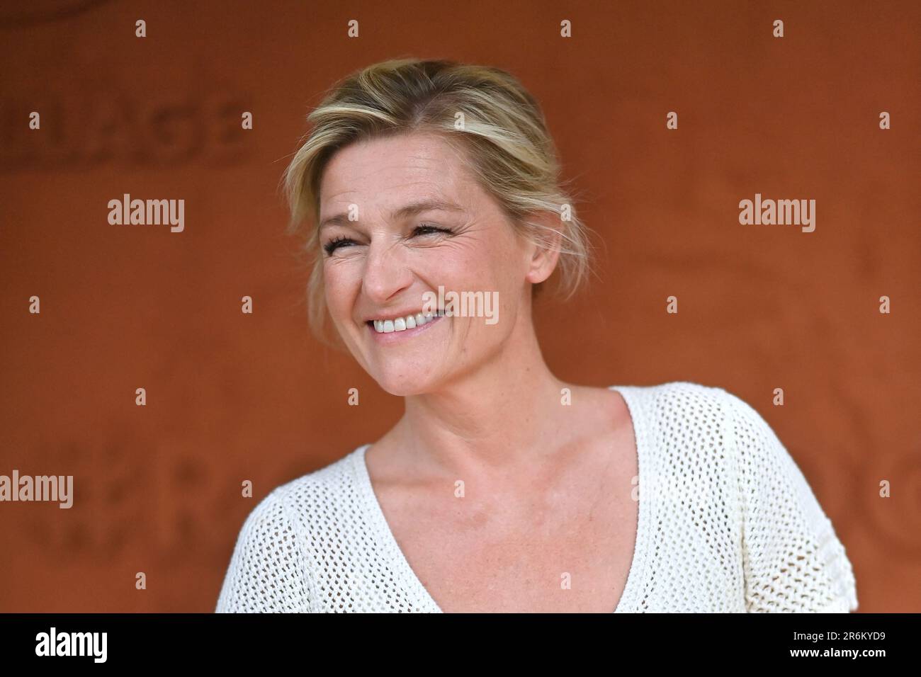 Parigi, Francia. 10th giugno, 2023. Anne-Elisabeth Lemoine partecipa al 2023 French Open di Roland Garros il 09 giugno 2023 a Parigi. Foto di Franck Castel/ABACAPRESS.COM Credit: Abaca Press/Alamy Live News Foto Stock