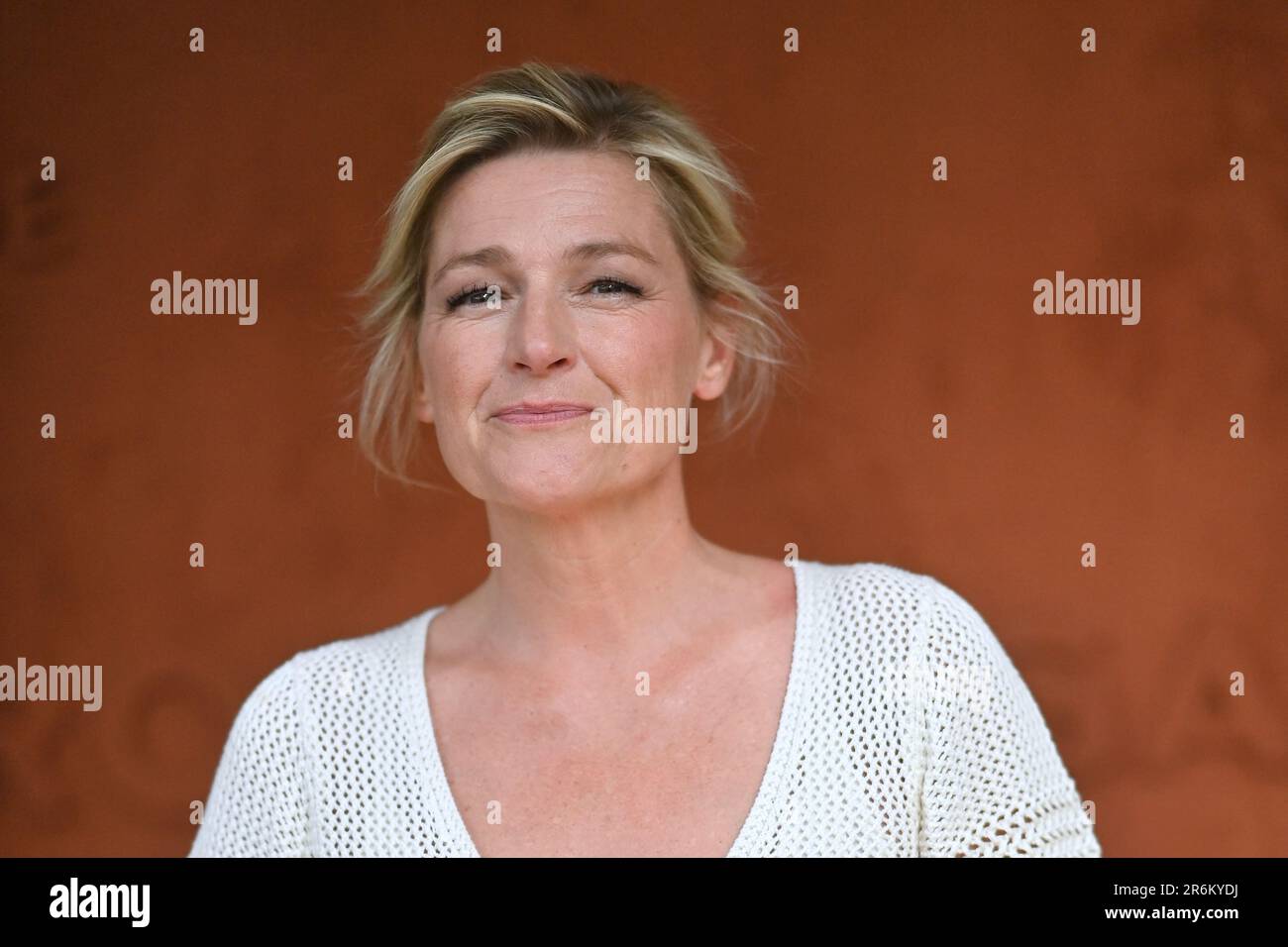 Parigi, Francia. 10th giugno, 2023. Anne-Elisabeth Lemoine partecipa al 2023 French Open di Roland Garros il 09 giugno 2023 a Parigi. Foto di Franck Castel/ABACAPRESS.COM Credit: Abaca Press/Alamy Live News Foto Stock