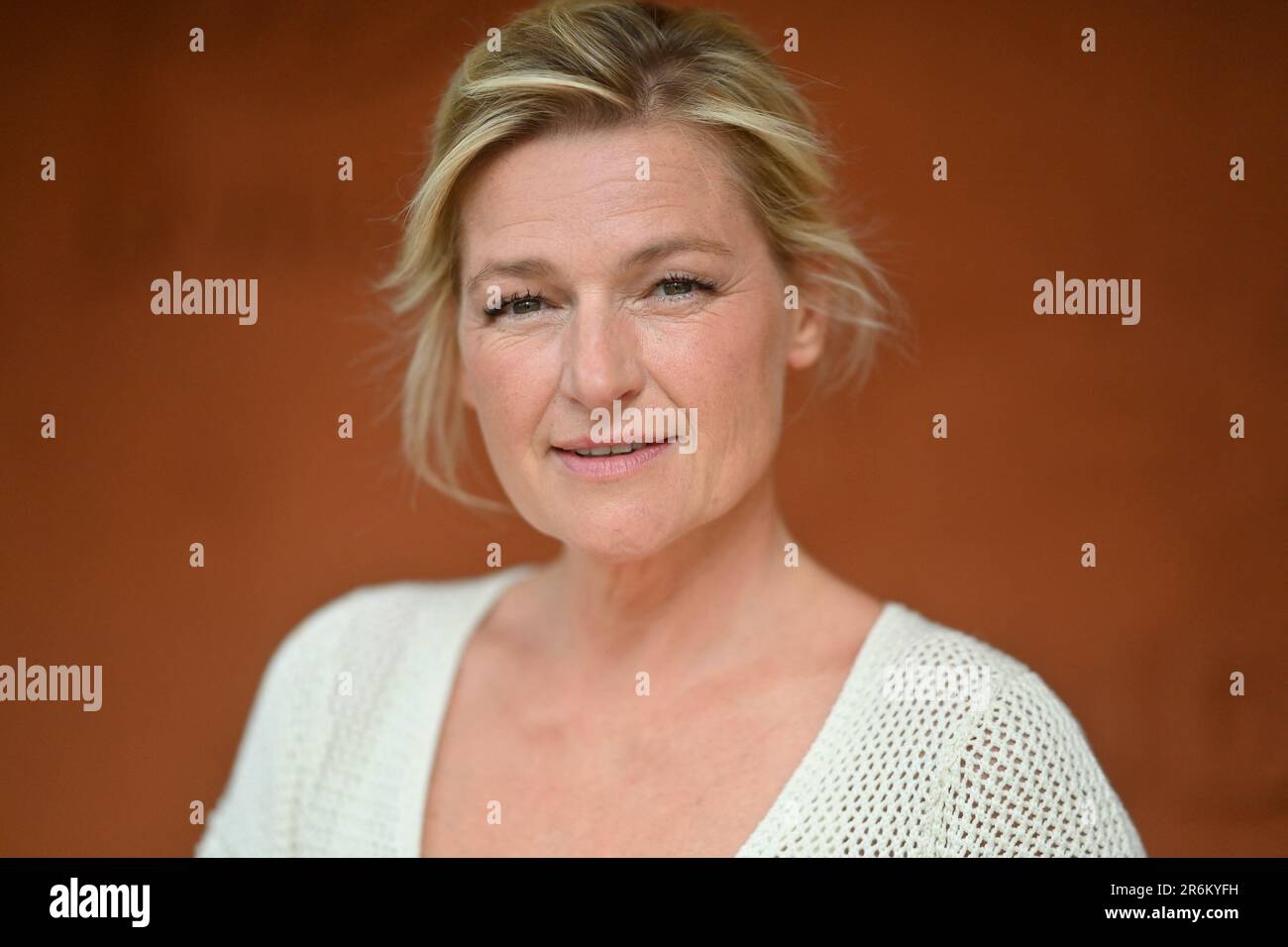 Parigi, Francia. 10th giugno, 2023. Anne-Elisabeth Lemoine partecipa al 2023 French Open di Roland Garros il 09 giugno 2023 a Parigi. Foto di Franck Castel/ABACAPRESS.COM Credit: Abaca Press/Alamy Live News Foto Stock