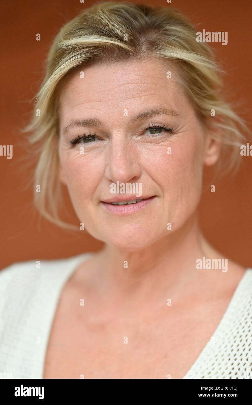 Parigi, Francia. 10th giugno, 2023. Anne-Elisabeth Lemoine partecipa al 2023 French Open di Roland Garros il 09 giugno 2023 a Parigi. Foto di Franck Castel/ABACAPRESS.COM Credit: Abaca Press/Alamy Live News Foto Stock